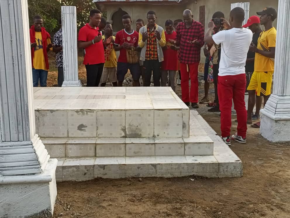 Observing the Tradition of APC…. Team Gunther pours Libation, beautifies grave site of the late William Juana Smith In Kenema