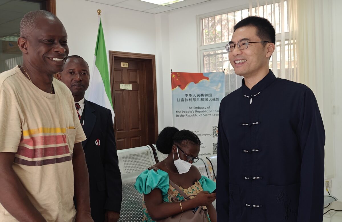 Ambassador Wang Qing visits Consular Service Hall, Chinese Embassy