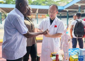 On Oct. 22nd, the 26th China Medical Team (CMT) and the Confucius Institute at the University of Sierra Leone (USL) held a joint traditional medicine campaign and free clinic at the Fourah Bay campus.