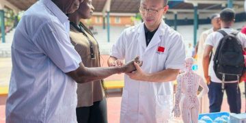 On Oct. 22nd, the 26th China Medical Team (CMT) and the Confucius Institute at the University of Sierra Leone (USL) held a joint traditional medicine campaign and free clinic at the Fourah Bay campus.